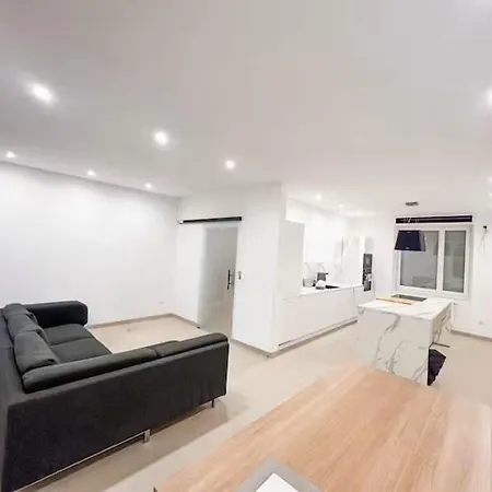 Accommodatie bij particulieren In New A Renovated House With Modern Furniture